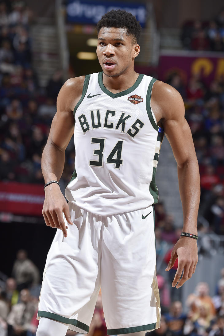 足球裁判规则误区解析（足球裁判规则常见误区解读）