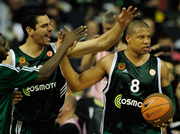 美记：相比选秀权雄鹿更想用字母换成名球星，比如特雷·杨（美媒：雄鹿宁要即战力巨星而非选秀权，甚至愿用字母哥换来如特雷·杨等球星）